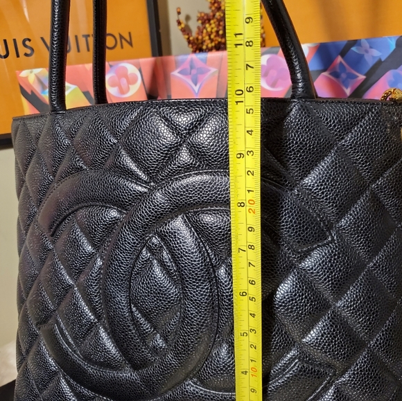 Authentic chanel medallion caviar - Picture 8 of 15